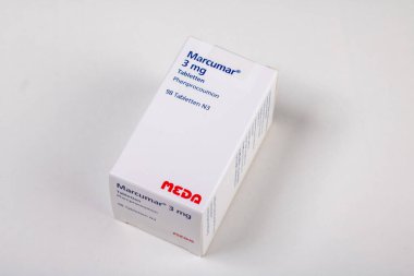 Neckargemuend, Almanya: 06 Ekim 2021: Reçeteli ilaç marcumar 'ın ambalajı, etkin maddesi Phenprocoumon olan uzun süreli bir kan inceltici ilaç.