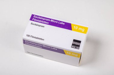 Neckargemuend, Almanya: 07 Kasım 2021: Reçeteli Escitalopram 'ın ambalaj ve tabletleri, 10 mg' lık dozda depresyon, anksiyete ve panik tedavisinde kullanılan bir antidepresan hazırlığı.