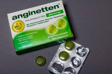 Neckargemuend, Almanya: 05 Ekim 2021: Hazırlık anginetinin paketleri, çeşitli boğaz şikayetleri için ücretsiz bir hazırlık.