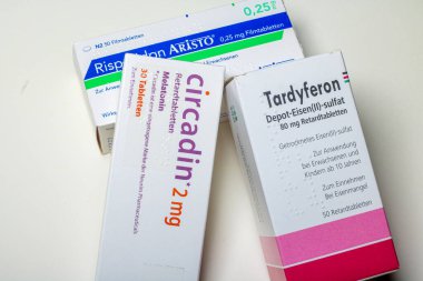 Neckargemuend, Almanya: 06 Ekim 2021: Reçeteli ilaç paketleri Risperidon, Tardyferon ve circadin