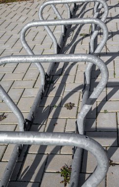 Geniş bir halka açık otoparkta parantez şeklinde bir grup modern bisikletin yakın çekimleri