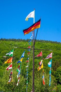 Neckargemuend, Almanya: 12 Mayıs 2008: Geleneksel Schiffermast Transation: Almanya 'da kaptan direği birçok bayrakla süslenmiştir. Bu direkler birçok yer için iç navigasyonun önemini hatırlatıyor.