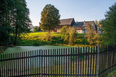 Almanya 'nın tarım bölgesinde akşam ışığında romantik küçük çitli gölet