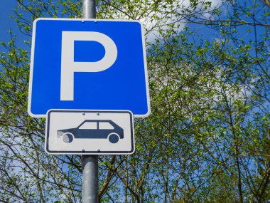 Almanya 'da mavi park yeri tabelası sadece arabaların buraya park edebileceğini gösteriyor.