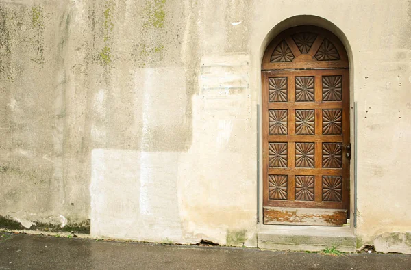 Stare Drewniane Jednotarczowe Drzwi Kasetowe Tynkowanej Ścianie Która Jest Malowana — Zdjęcie stockowe