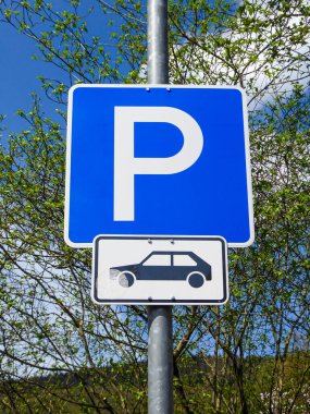 Almanya 'da mavi park yeri tabelası sadece arabaların buraya park edebileceğini gösteriyor.