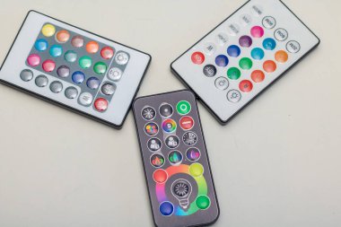 RGB LED lambaları veya renk değiştirme yeteneğine sahip şeritler için üç farklı kızılötesi uzaktan kumanda