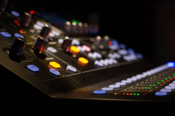 Nahaufnahme Eines Modernen Digitalen Audio Mischgeräts Für Professionelle Tonmischung Einem — Stockfoto