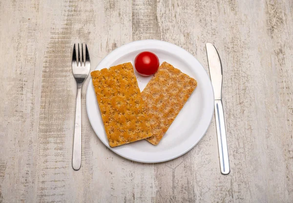 Single Tomato Slices Crispbread Plain White Plate Cutlery Signs Use — Stock Photo, Image