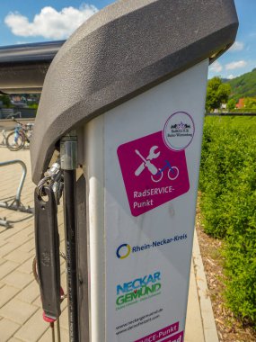 Neckargemuend, Almanya: 13 Mayıs 2022: Bisiklet parkında aletli istasyon, motorun küçük onarımlarının tek başına yapılabileceği yer