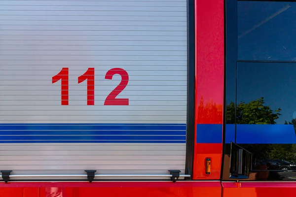 Rolltür Eines Feuerwehrfahrzeugs Mit Aufgedruckter Europäischer Notrufnummer 112 — Stockfoto