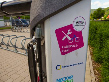 Neckargemuend, Almanya: 13 Mayıs 2022: Bisiklet parkında aletli istasyon, motorun küçük onarımlarının tek başına yapılabileceği yer