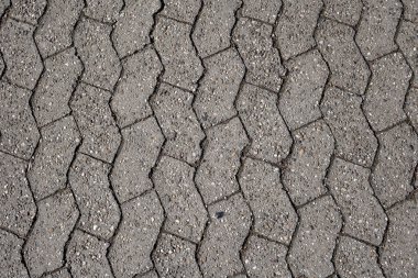 Eski beton kaldırım tuğlası sokak yüzeyinde. Yol, yol ya da kaldırım için betondan yapılmış.