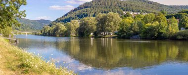 Baden-Wuerttemberg 'deki Eberbach kasabasında Odenwald tepelerinde Neckar Köprüsü