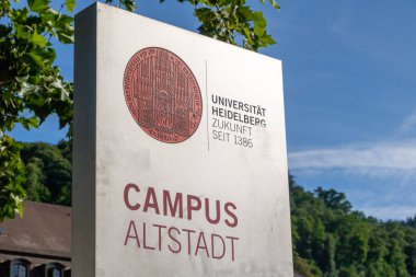 Heidelberg, Almanya: 2 Haziran. 2022: Tarihi Eski Kent 'teki Heidelberg Üniversitesi' nin çeşitli binaları hakkında bilgi tabelası