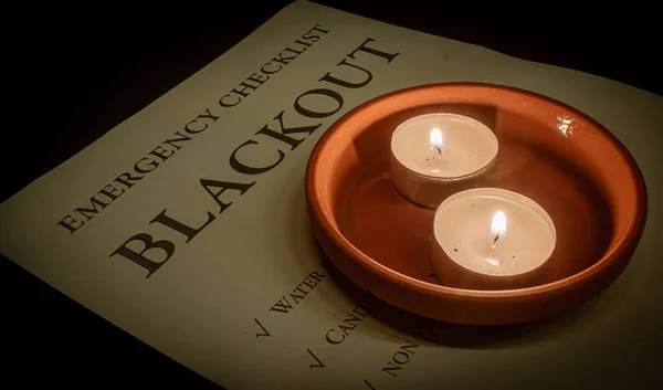 Zwei Teelichter Einem Terrakotta Untersetzer Auf Einer Blackout Notfallcheckliste Während — Stockfoto