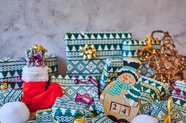 Yeni bir takvim ve Noel dekorasyonunun parçası olan paketlenmiş hediyeler.