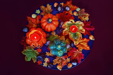 Renkli ve sonbahar Cadılar Bayramı dekorasyonu Yapraklar, balkabakları ve mumlarla.