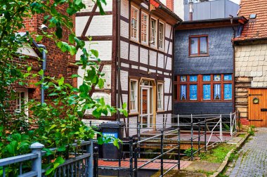 Salzwedel, Almanya - 22 Eylül 2021: Alman ortaçağ hansa kasabası Salzwedel. Tarihi şehir manzarasının yarım keresteli mimarisi..