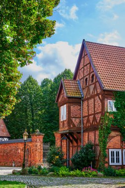 Salzwedel, Almanya - 22 Eylül 2021: Alman ortaçağ hansa kasabası Salzwedel. Tarihi şehir manzarasının yarım keresteli mimarisi..