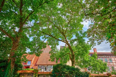 Salzwedel, Almanya - 22 Eylül 2021: Alman ortaçağ hansa kasabası Salzwedel. Tarihi şehir manzarasının yarım keresteli mimarisi..