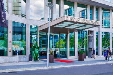 Berlin, Almanya - 29 Temmuz 2021: Steigenberger Otel Zinciri 'ne ait modern cephe.