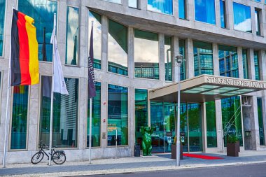 Berlin, Almanya - 29 Temmuz 2021: Steigenberger Otel Zinciri 'ne ait modern cephe.