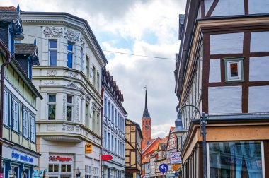 Salzwedel, Almanya - 22 Eylül 2021: Alman ortaçağ hansa kasabası Salzwedel. Tarihi şehir manzarasının izleri..