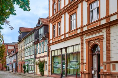 Salzwedel, Almanya - 22 Eylül 2021: Alman ortaçağ hansa kasabası Salzwedel. Tarihi şehir manzarasının izleri..