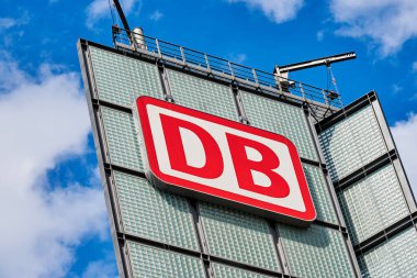 Berlin, Almanya - 29 Temmuz 2021: Hauptbahnhof tren istasyonu yakınlarındaki Deutsche Bahn logosu, Berlin, Almanya. 