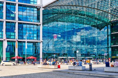Berlin, Almanya - 29 Temmuz 2021: Berlin, Almanya 'da Hauptbahnhof tren istasyonunun çevresindeki etkiler. 