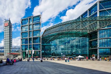 Berlin, Almanya - 29 Temmuz 2021: Berlin, Almanya 'da Hauptbahnhof tren istasyonunun çevresindeki etkiler. 