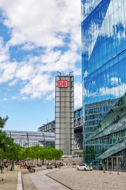 Berlin, Almanya - 29 Temmuz 2021: Berlin, Almanya 'da Hauptbahnhof tren istasyonunun çevresindeki etkiler. 