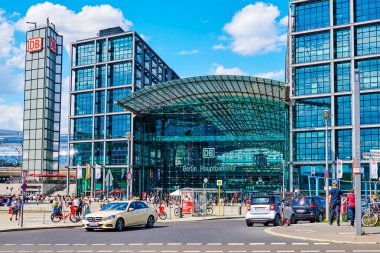 Berlin, Almanya - 29 Temmuz 2021: Berlin, Almanya 'da Hauptbahnhof tren istasyonunun çevresindeki etkiler. 