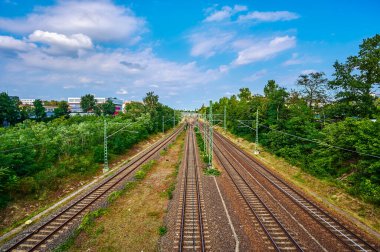 Berlin, Almanya - 5 Eylül 2021: Kuzeyden güneye Berlin üzerinden ana bağlantıya bağlı Deutsche Bahn demiryolu raylarına bakın.