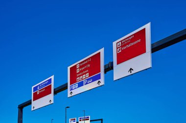 Almanya 'daki BER Berlin-Brandenburg Havaalanı' nın bilgi panosu.