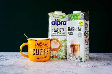 Berlin, Almanya - 25 Kasım 2021: Soya ve yulaftan yapılmış farklı paket vegan süt içecekleri.