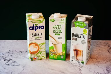 Berlin, Almanya - 25 Kasım 2021: Soya ve yulaftan yapılmış farklı paket vegan süt içecekleri.