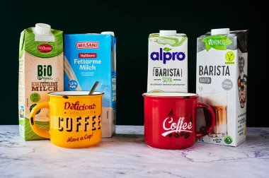 Berlin, Almanya - 25 Kasım 2021: İnek sütü, soya ve yulafından yapılan farklı süt paketleri.