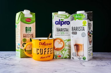 Berlin, Almanya - 25 Kasım 2021: İnek sütü, soya ve yulafından yapılan farklı süt paketleri.