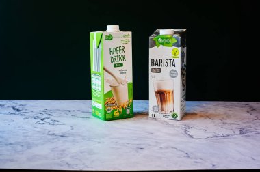 Berlin, Almanya - 25 Kasım 2021: Yulaftan yapılmış farklı paket vejetaryen süt içecekleri.