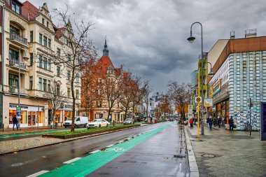 Berlin, Almanya - 23 Kasım 2021 Berlin-Steglitz iş caddesinde yeşil boyalı bisiklet yolu ile sokak sahnesi.