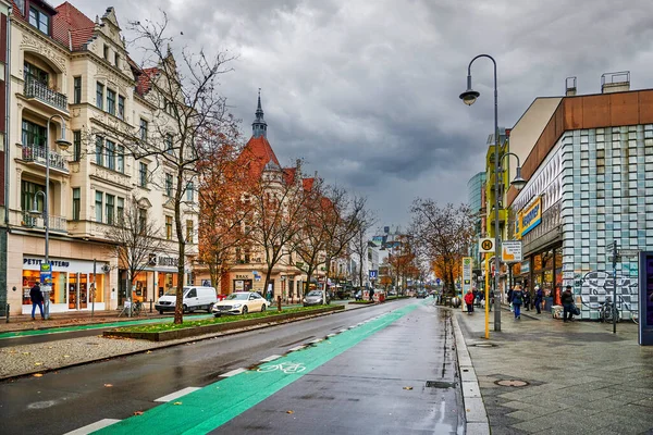 Berlin, Almanya - 23 Kasım 2021 Berlin-Steglitz iş caddesinde yeşil boyalı bisiklet yolu ile sokak sahnesi.