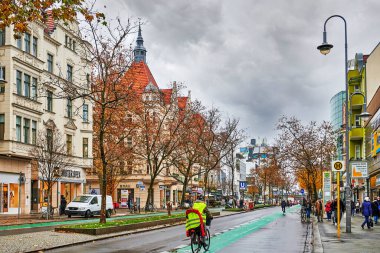Berlin, Almanya - 23 Kasım 2021 Berlin-Steglitz iş caddesinde yeşil boyalı bisiklet yolu ile sokak sahnesi.