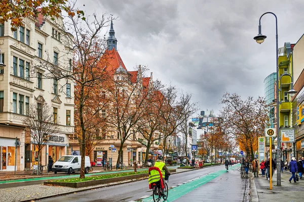 Berlin, Almanya - 23 Kasım 2021 Berlin-Steglitz iş caddesinde yeşil boyalı bisiklet yolu ile sokak sahnesi.