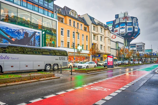 Berlin, Almanya - 23 Kasım 2021: Berlin-Steglitz iş caddesinde kırmızı ve yeşil renkli bisiklet yolu ile sokak sahnesi.