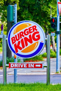 Berlin, Almanya - 6 Ağustos 2021: Bir fast food zincirinin logosu.