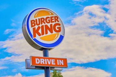 Berlin, Almanya - 6 Ağustos 2021: Bir fast food zincirinin logosu.