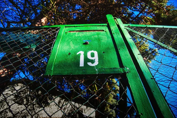 Señal Con Número Casa Que Muy Viejo Pintura Verde Está — Foto de Stock