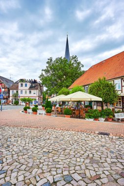 Dannenberg, Almanya - 20 Eylül 2021: Tarihi binaları olan Alman ortaçağ kasabası Dannenberg 'e bakın.